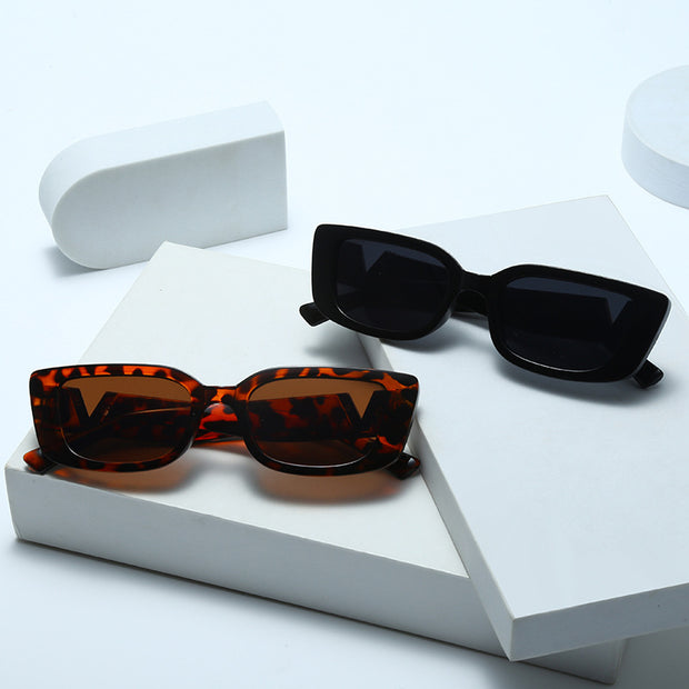 QULE V-Shaped Frame Fashion Sunglasses